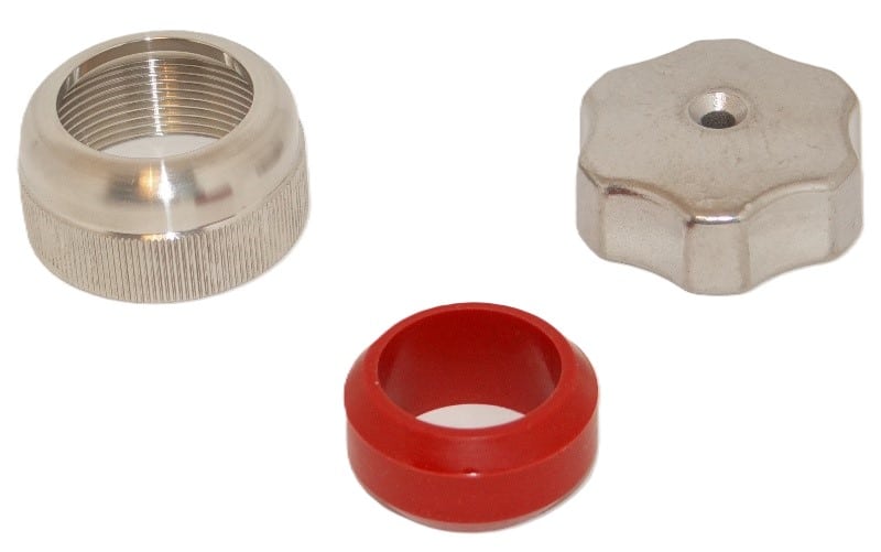 Ensemble de pièces détachées pour robinet ou raccord : une bague moletée filetée chromée, une pièce de serrage conique rouge, et un bouton moleté métallique à six lobes.