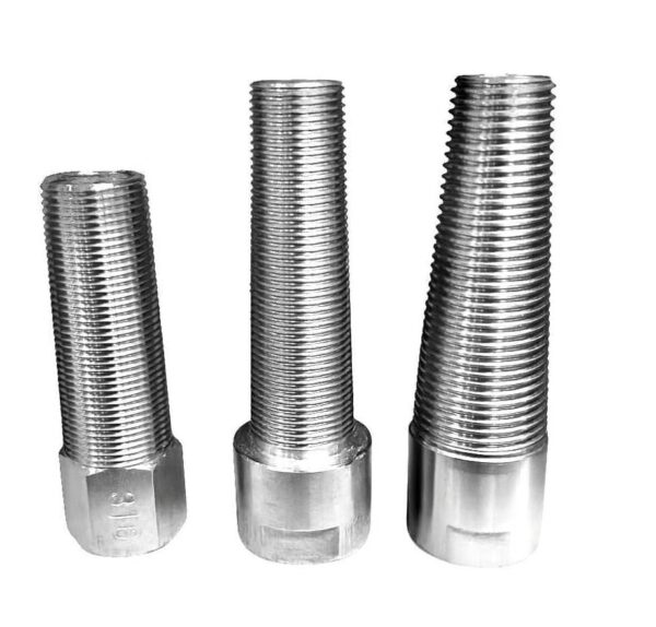 Trois tiges filetées en acier inoxydable 316, partiellement chromées, avec filetages uniformes, sur fond blanc.