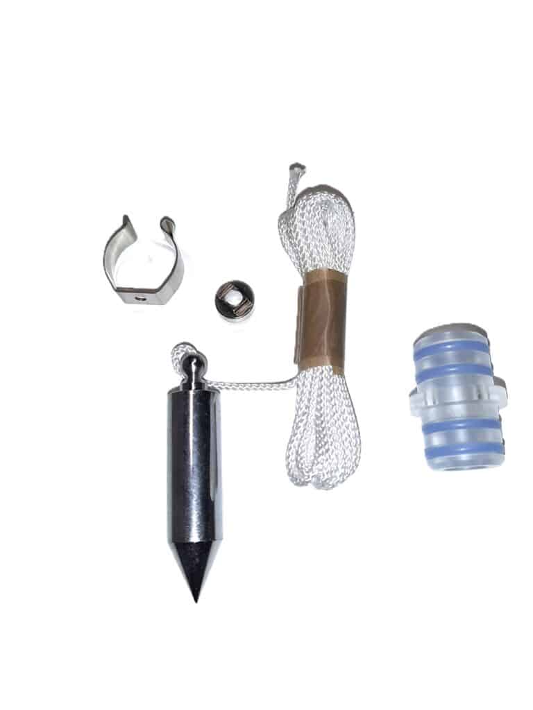 Ensemble d'outils de plombier ou de maçon : fil à plomb métallique, cordon blanc, clip, rondelle et raccord en plastique bleu/transparent.