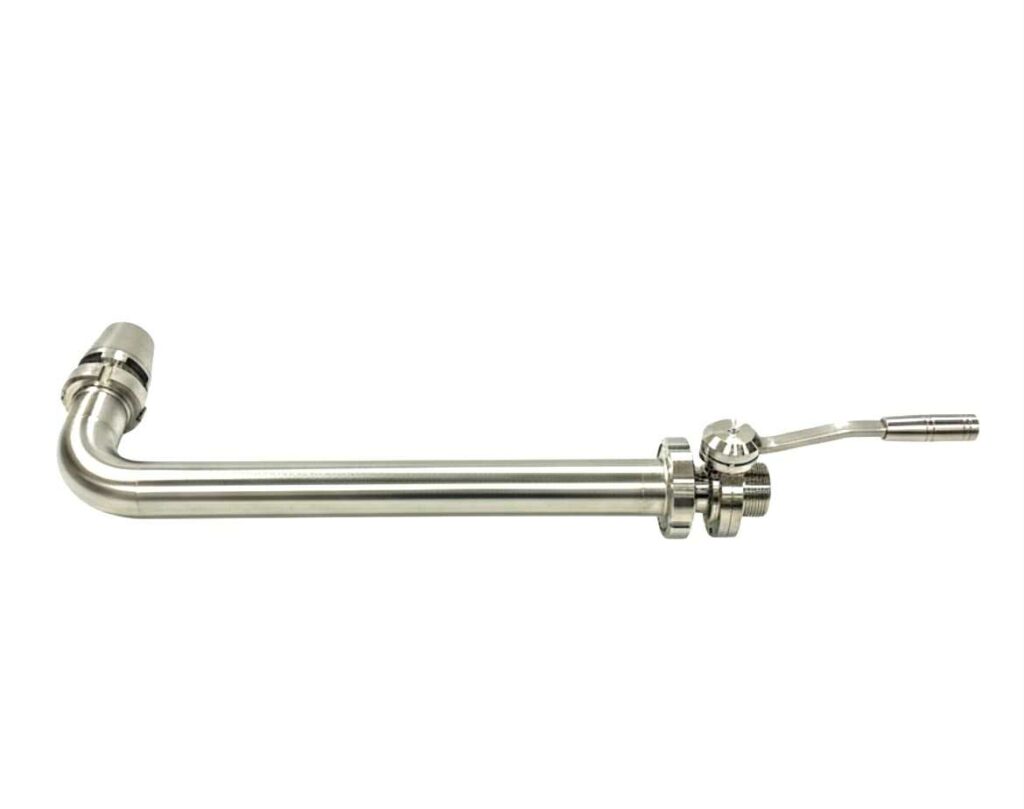 Tube en acier inoxydable avec raccord à bride, une vanne à levier et une tête de pulvérisation rotative à l'extrémité coudée, pour nettoyage CIP.
