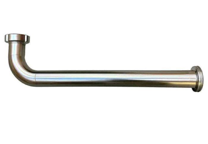 Tube coudé en acier inoxydable, poli, avec connexion à bride à une extrémité et raccord à baïonnette à l'autre, fond blanc.