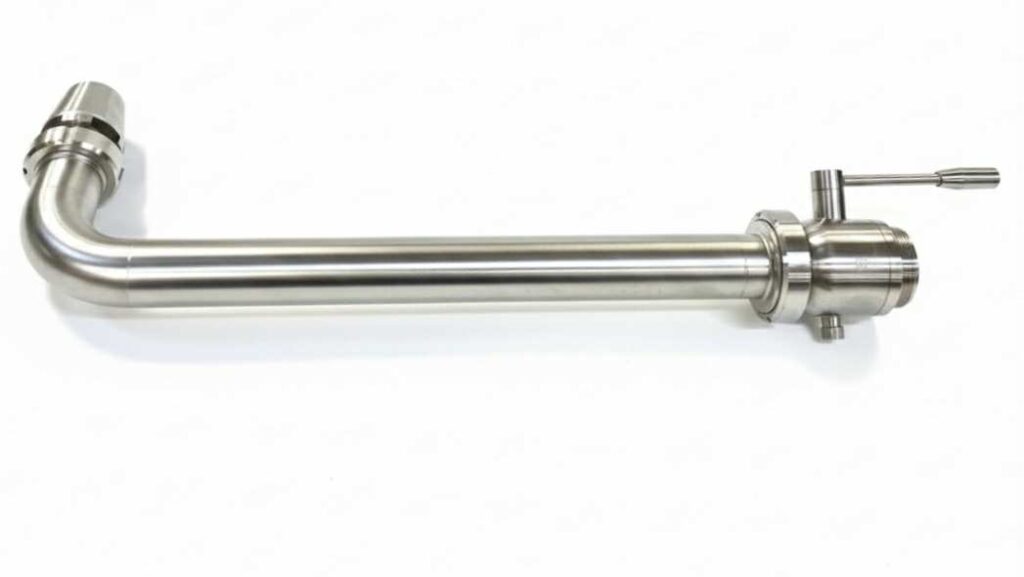 Tube plongeur en acier inoxydable avec coude à 90 degrés et raccord à une extrémité, et une vanne à bille avec poignée à l'autre.